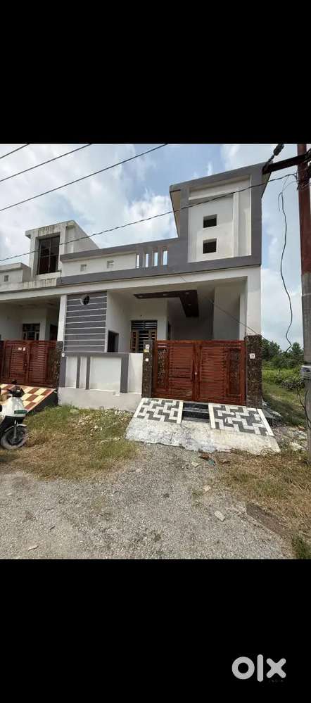 Houses at prime location