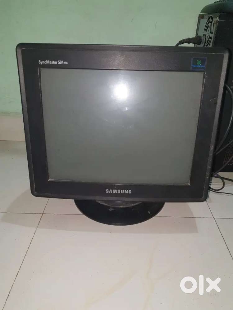 Samsung 15 inch CRT monitor with power & VGA cable in good condition