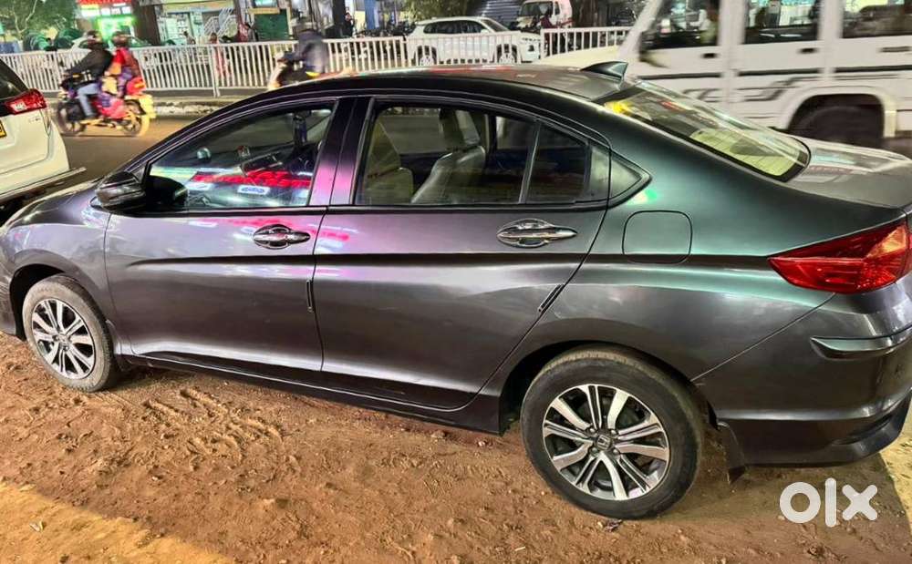 Honda City V Petrol (MT) (2017) up for sale. Self driven & maintained.