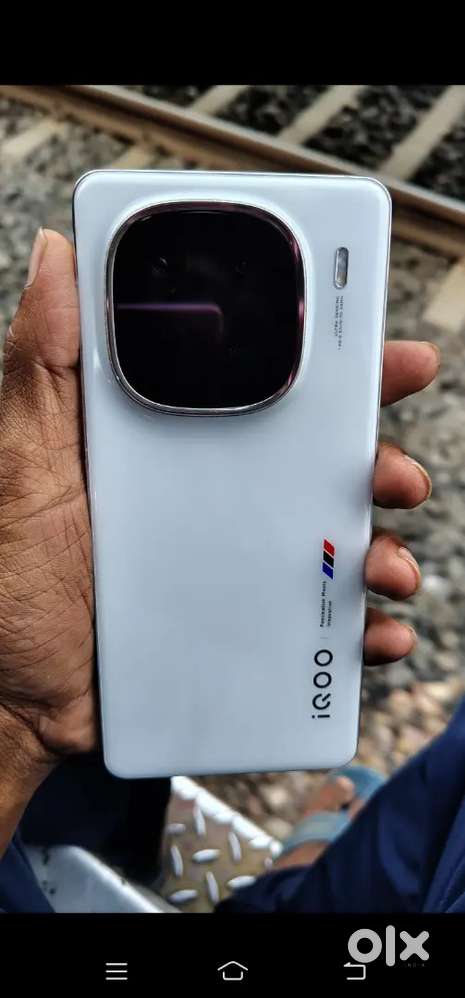 Iqoo 12 display fingerprin fully showroom condition me h 1 year old h