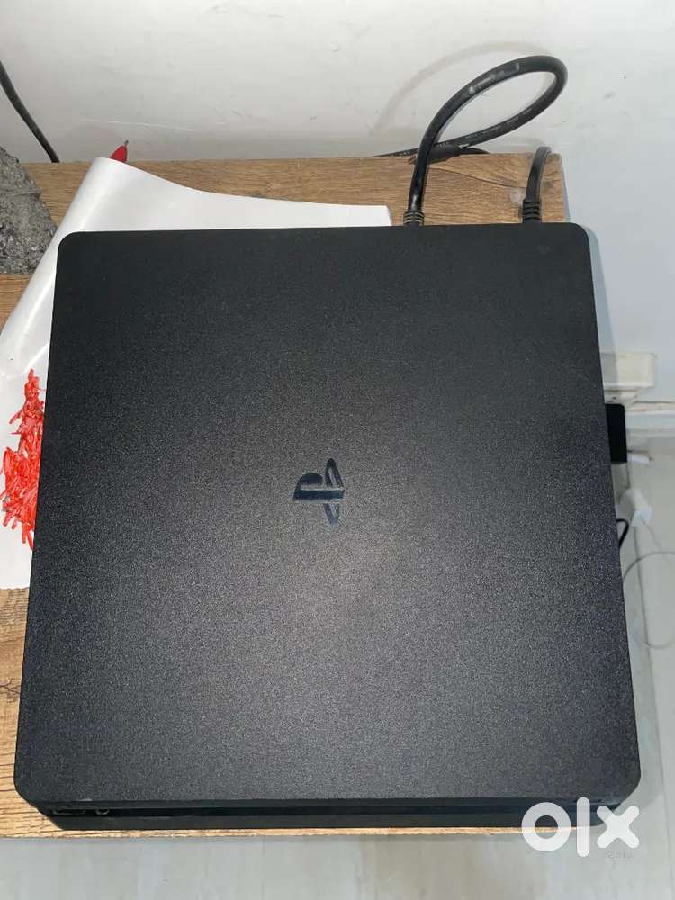Ps4 1tb slim with two controller