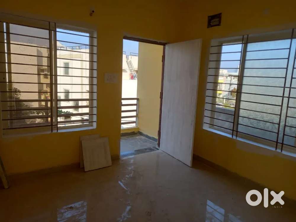 2bhk small flat available for students and working bachelor's