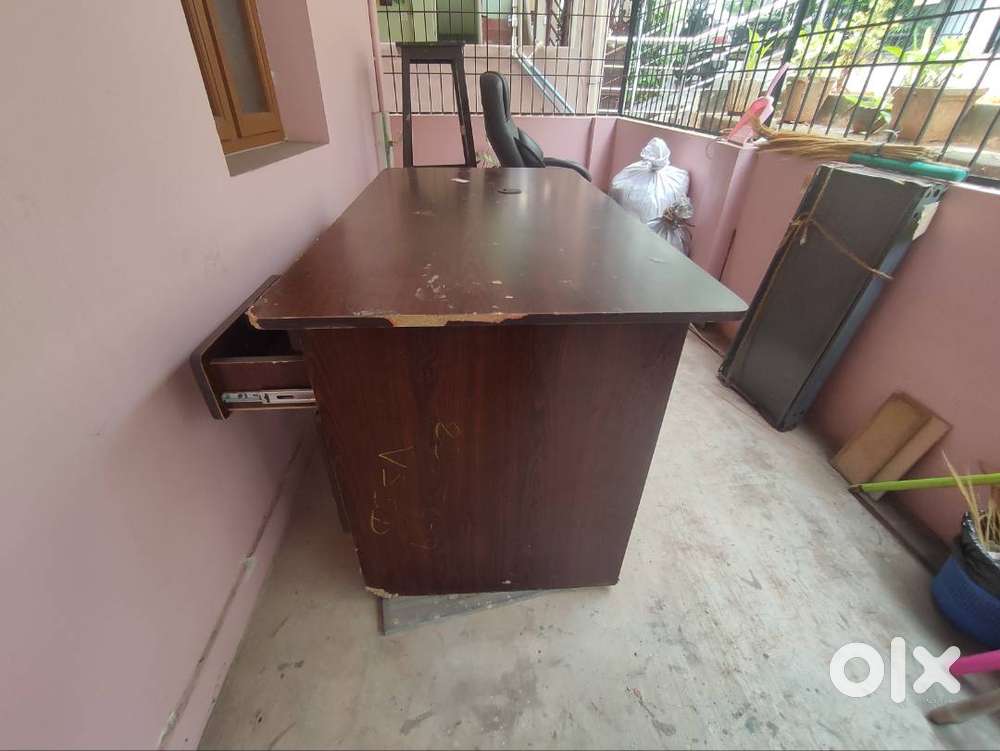 Computer desk