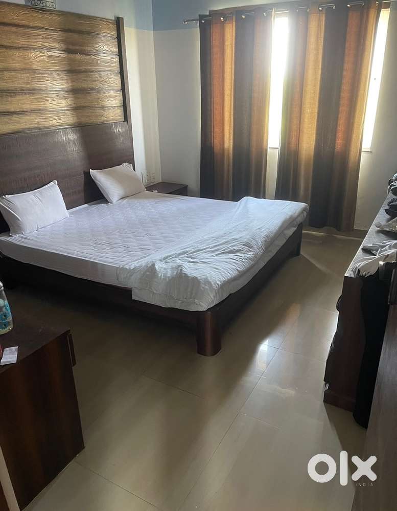 2/ 3 bhk for sale in mes college