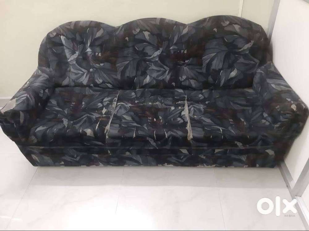 sofa-5 Seater and Computer Table in Good Condition