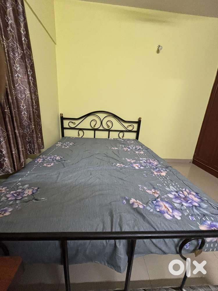 Steel frame bed in perfect condition