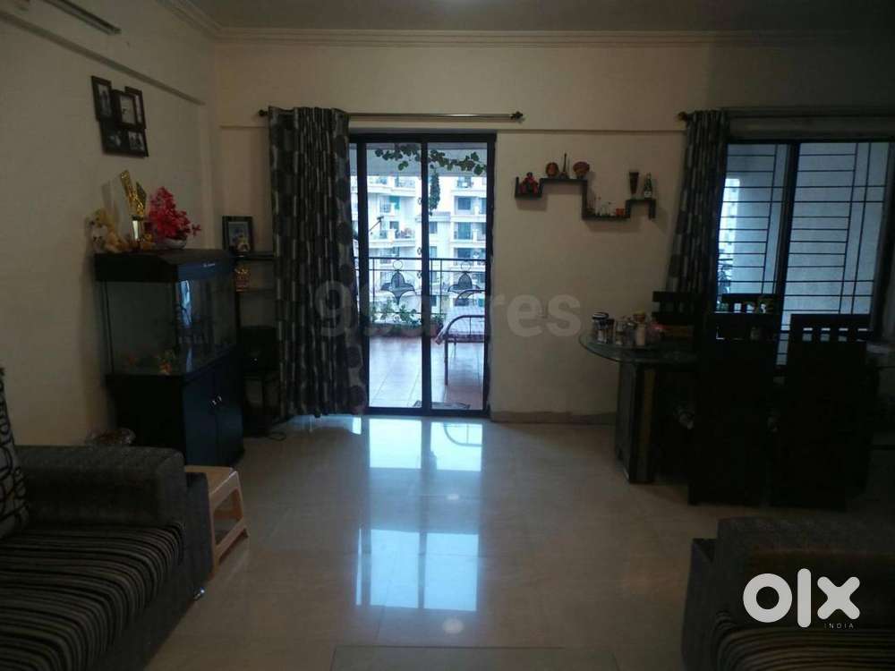 Spacious 3BHK Semifurnished flat near Magarpatta,SP infocity