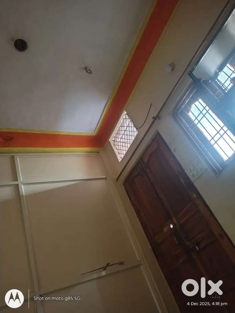 Female room mate ki need hai arjent