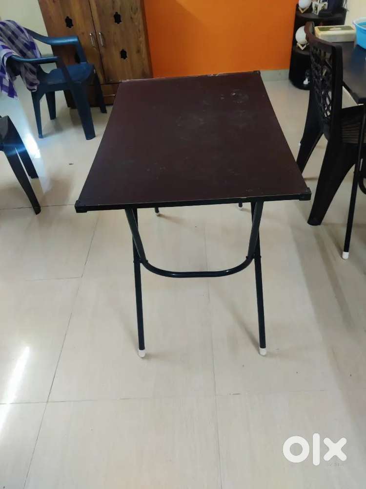 Foldable table (Rs900)negotiable