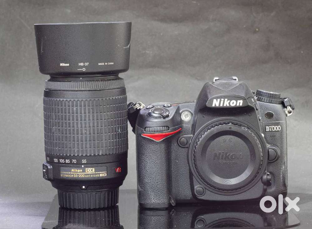 Nikon D7000 DSLR with Nikon 55-200mm Lens MINT