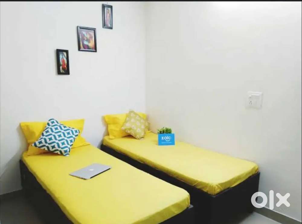 Needs girl room patner