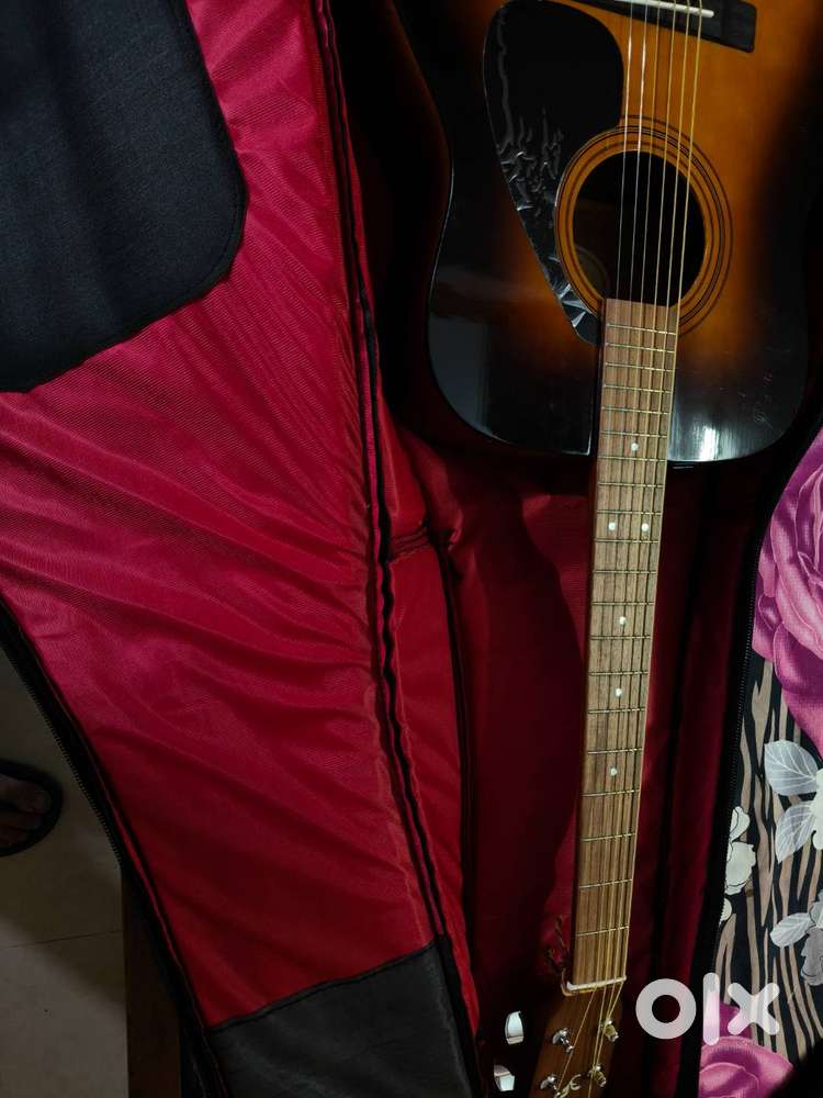 Guitar unused with Bag and strings