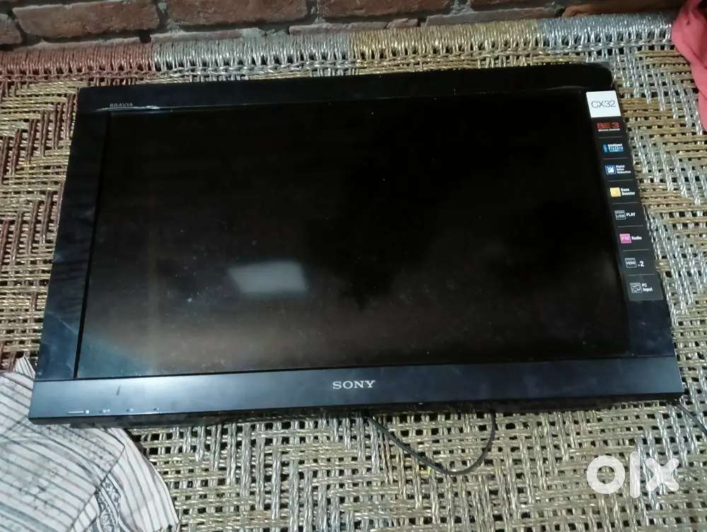 sony ki led hai halki see screen hill rahi hai