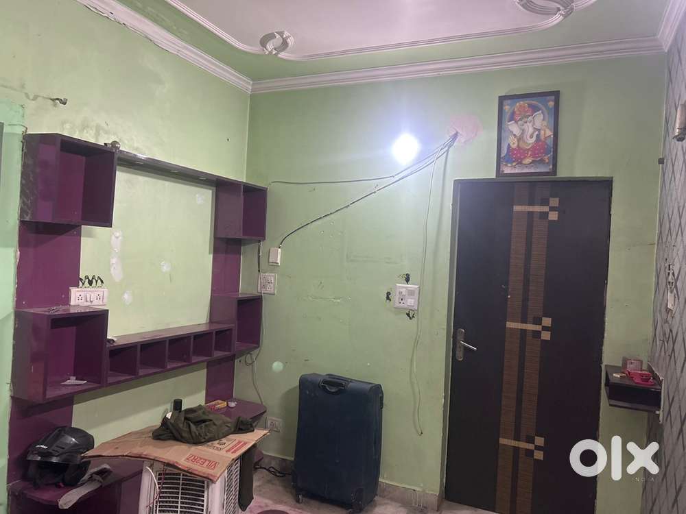 I need male or female working or student room mate required.