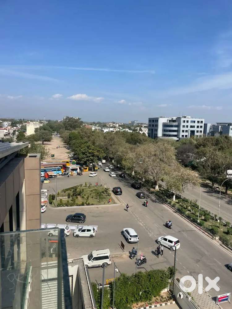 625 sqft corner semifurnished office