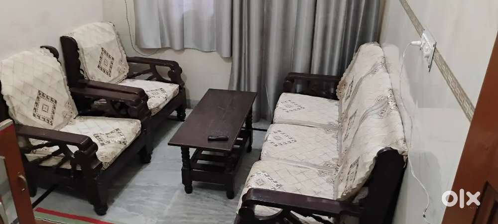 5 Seater Wooden Sofa in good condition with table