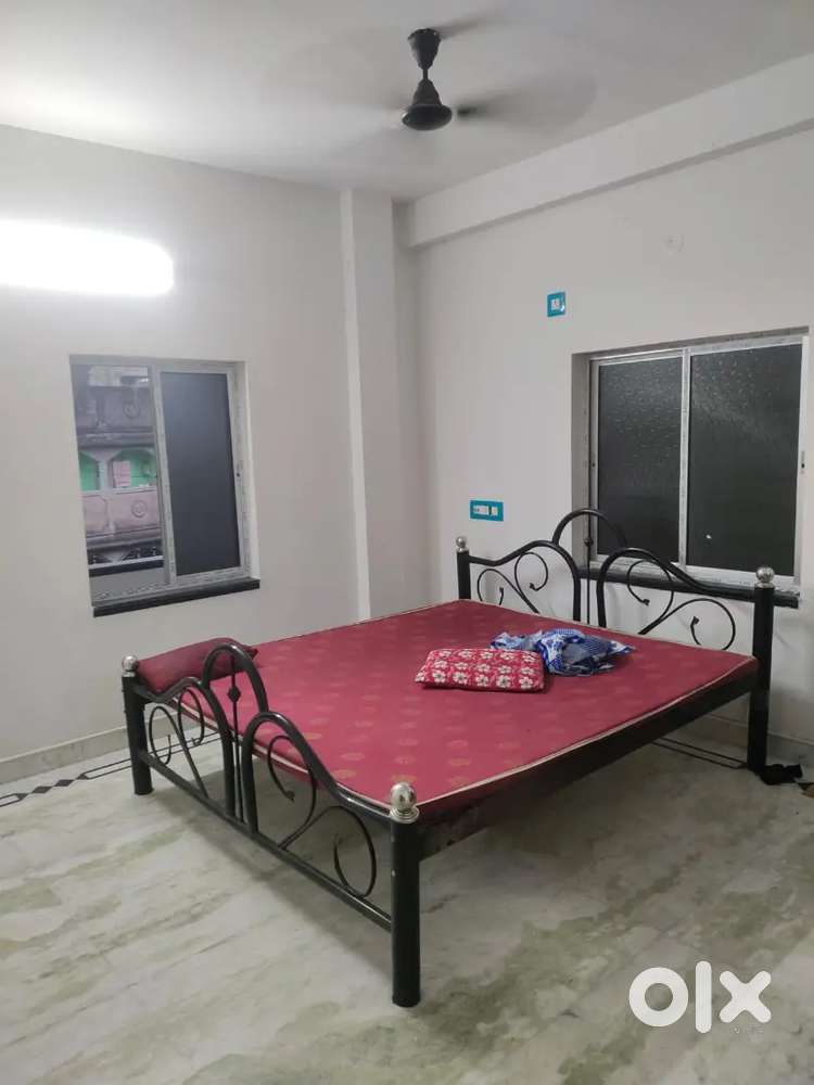 SPACIOUS 2BHK SEM FURNISHED AT NEWTOWN DLF1