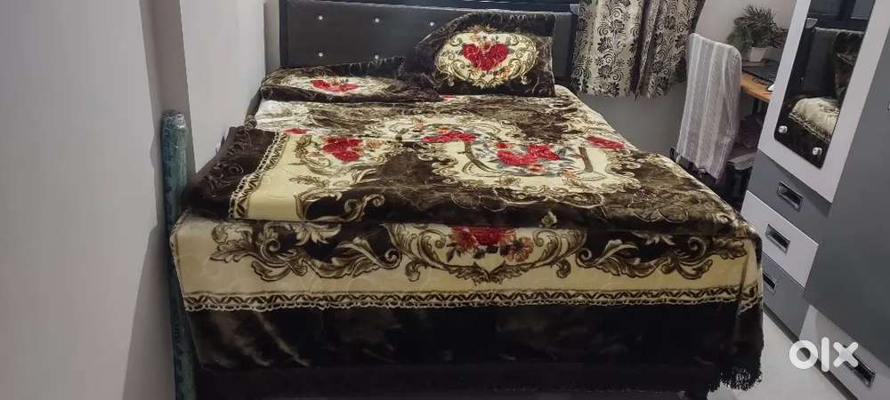 Four pcs bedding set(bedsheet, blanket,2pc pillow cover)