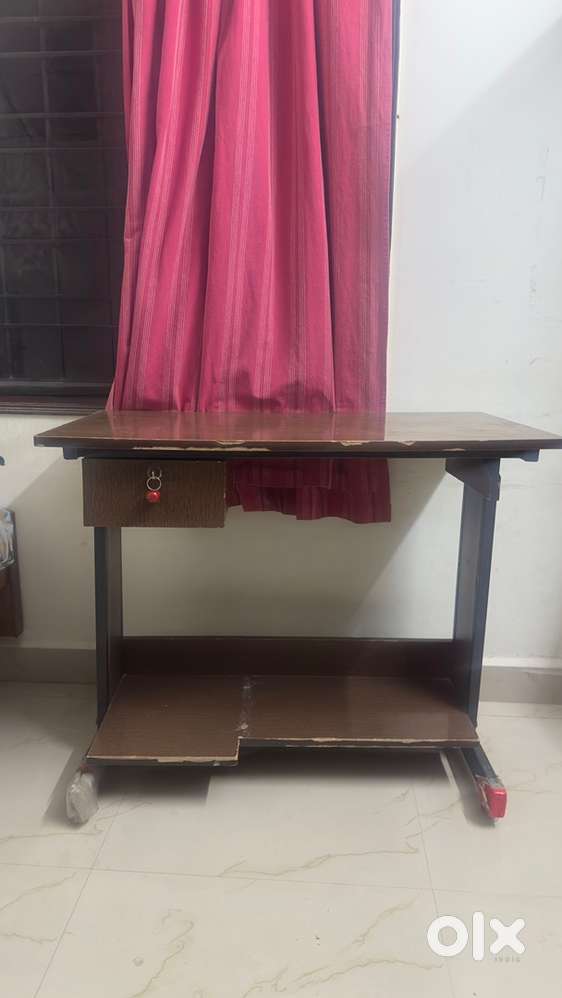 Used office/computer table in good working condition.