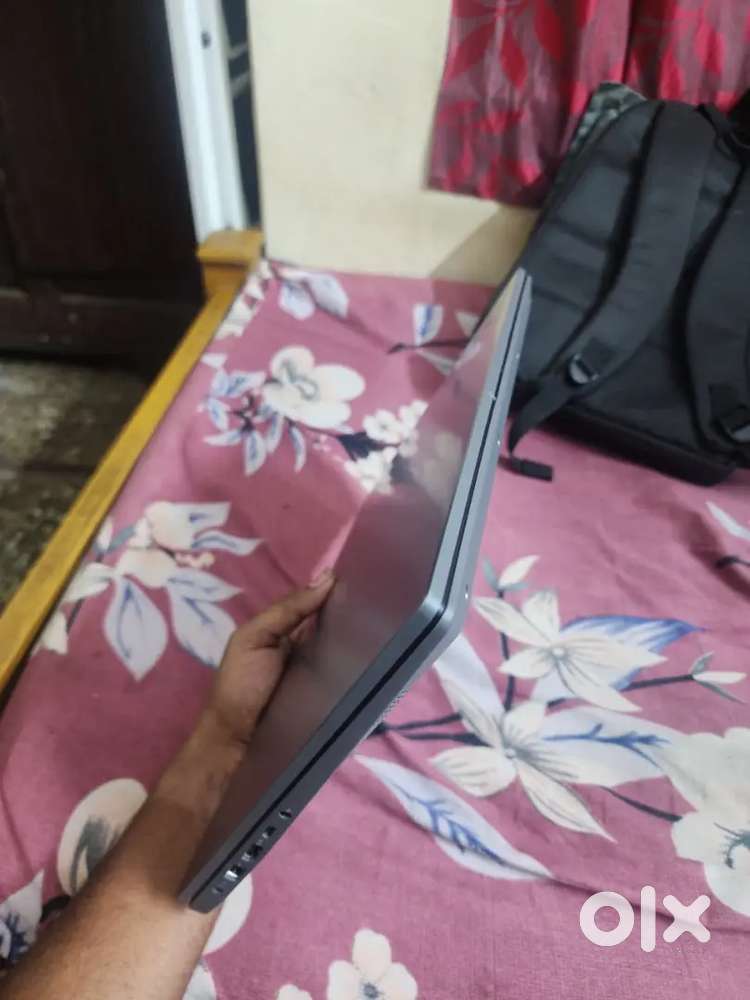 Lenovov 15 AMD RYZEN 3 (8/512)