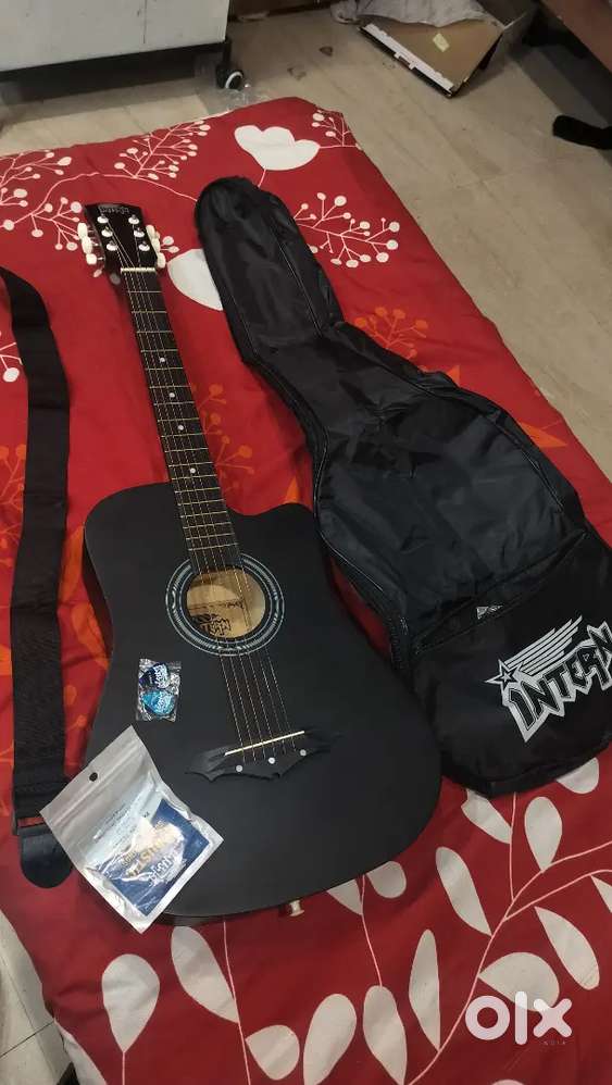 INTERN ACOUSTIC GUITAR