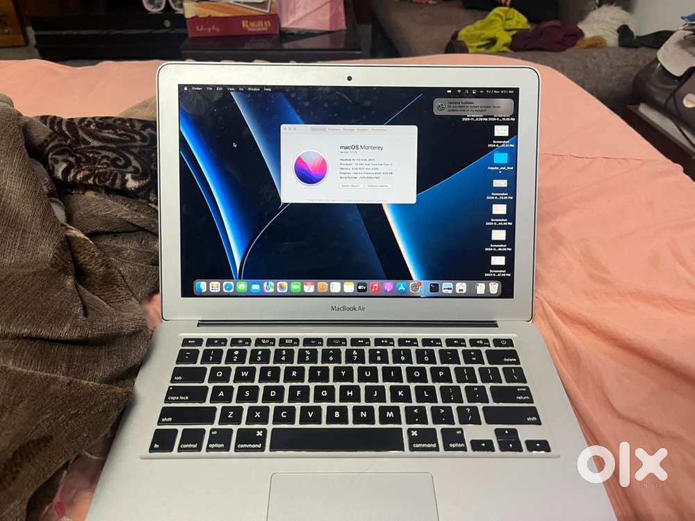 Apple macbook 2017 in good condition 8gb 128gb price is negotiable