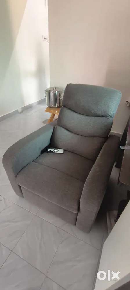 SINGLE RECLINER 10 MONTHS OLD