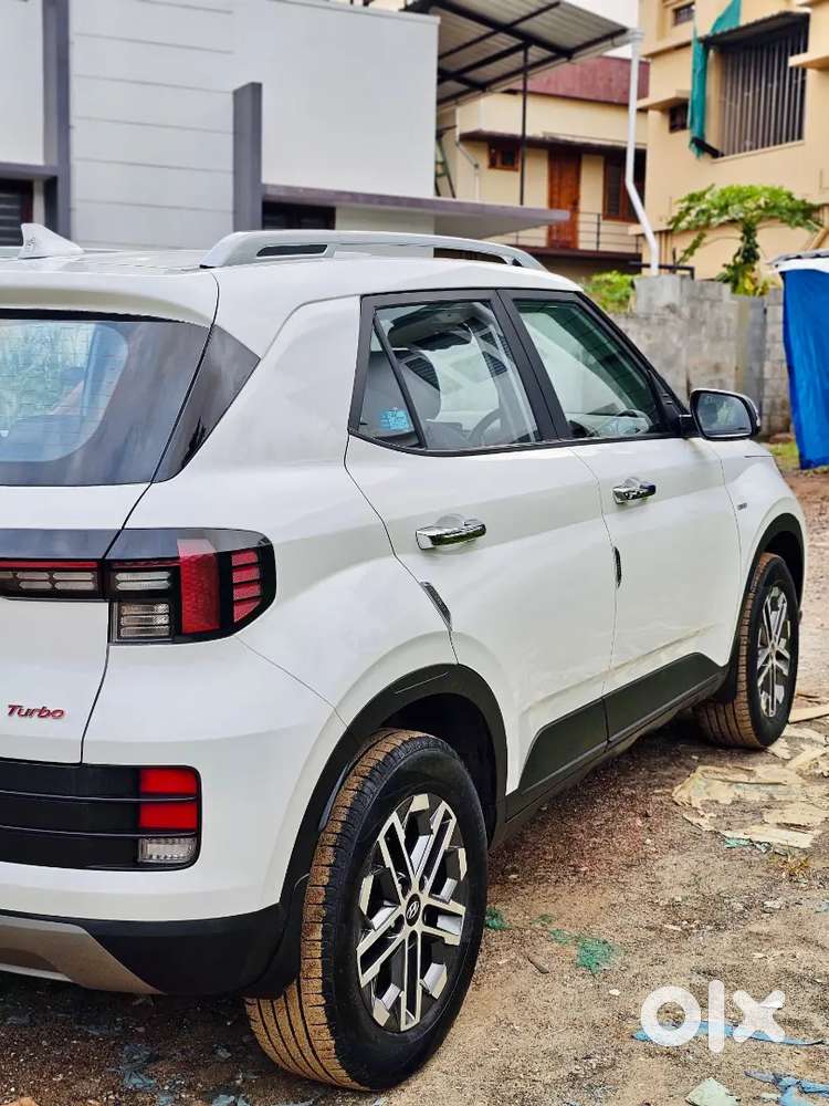 Hyundai Venue 2024 Petrol Well Maintained