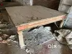 लकड़ी का बड़ा पाटा  मोहल्ले के  चौक में रखने वाला