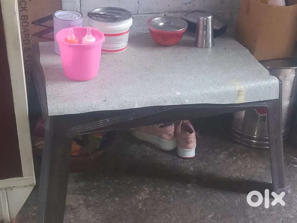 4kurshi ek mej pura set hai