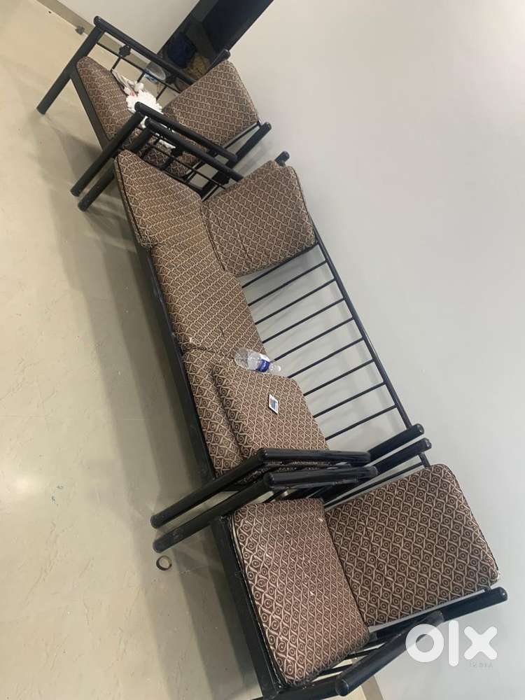 Iron sofa 1 sal hi whu ha  hai our 3 side 2  small 1 big size