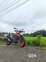 Very well maintained Duke 390 BS4 with accessories worth 30K