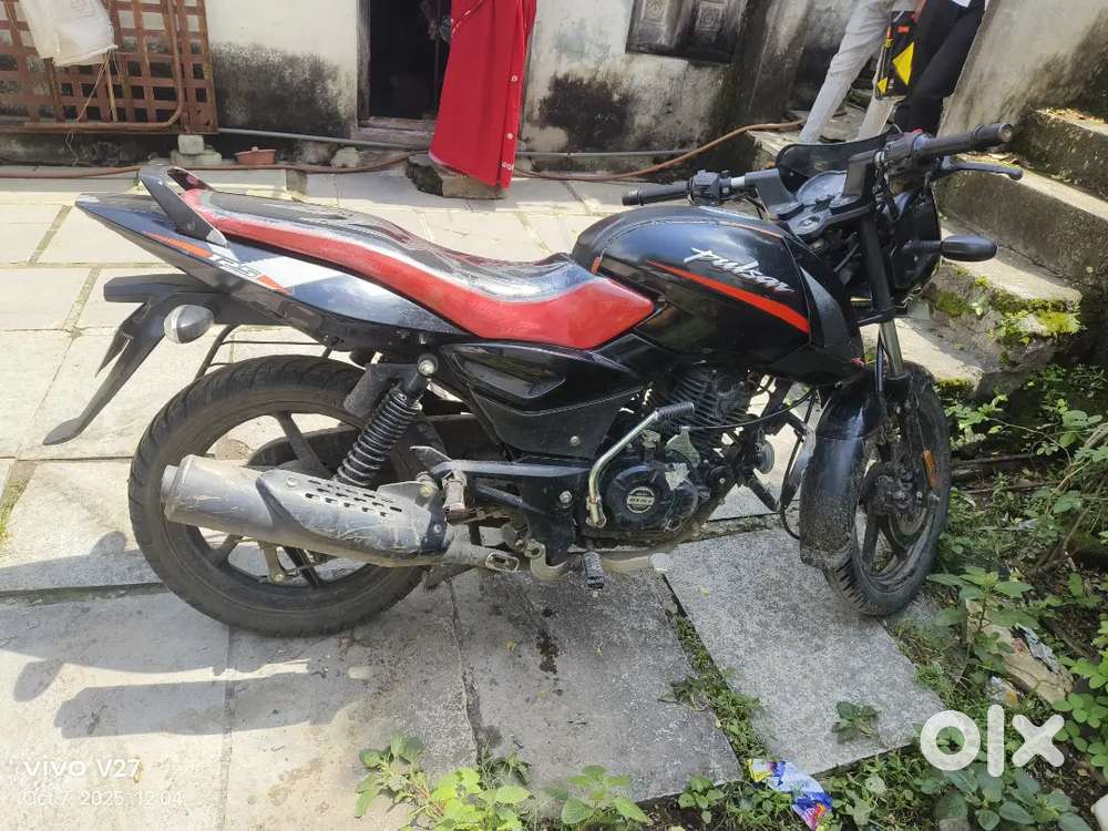 गाडी विक्री आहे ज्याला कुणाला घ्यायची असेल तर तर