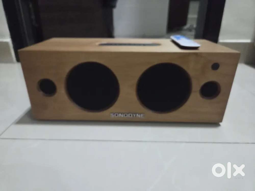 Sonodyne Bandish wireless speaker with remote and box