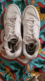 White sneakers size 11