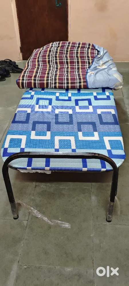 Foldable single bed with mattress