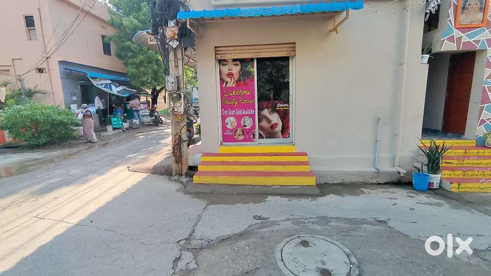 2 roads Corner Shop for Rent with 24 hours Water facility