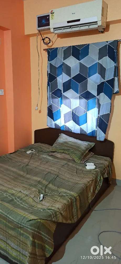 Tolet for semi furnished flat 3bhk Ratu road