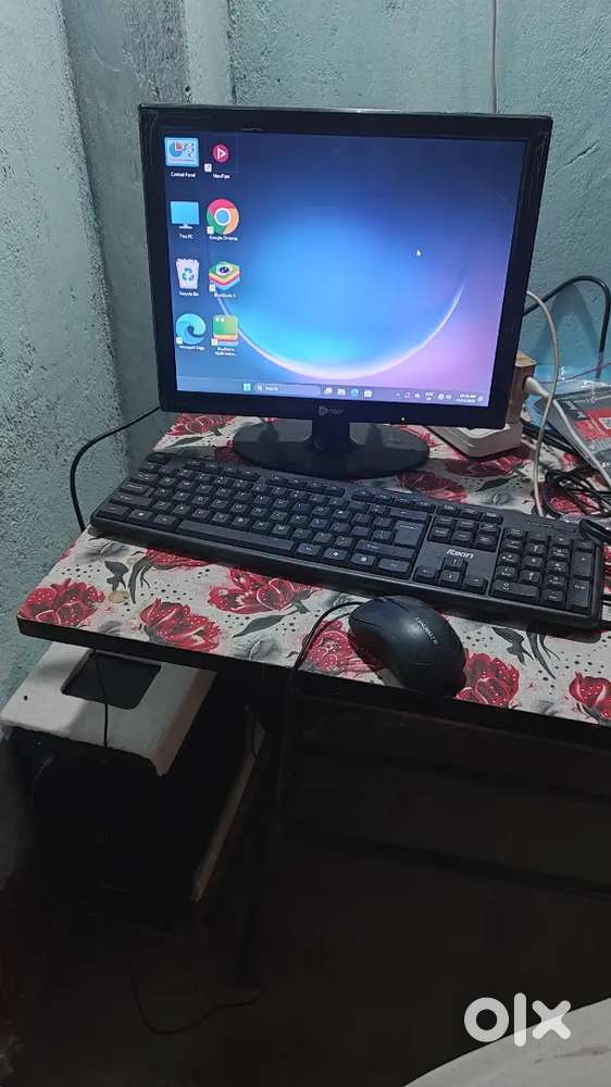 Computer desktop, moniter, mause and keybord