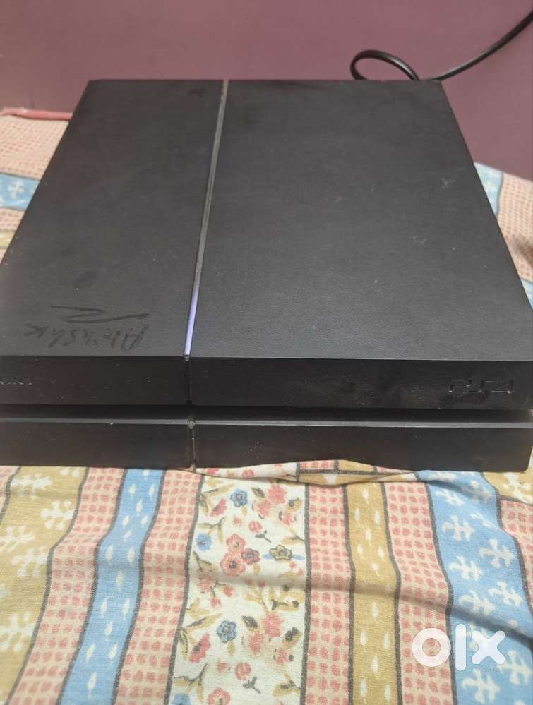 PS4 WITH VR ATTACHMENTS