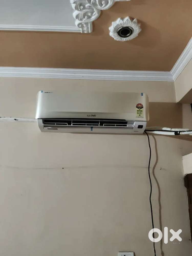 Almost New Lloyd AC  Used Only 20 Times  Under Warranty