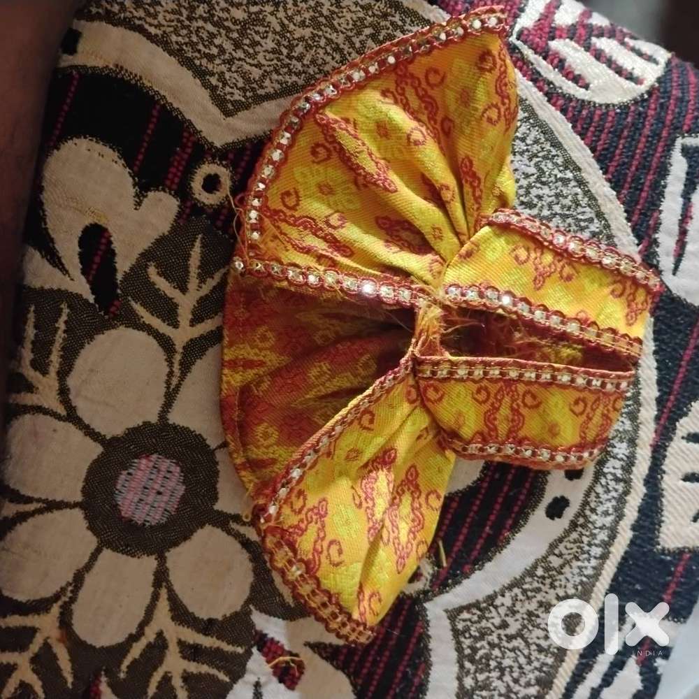 Ghar baithe Silai laddu gopal ka kapda silna bnana hai