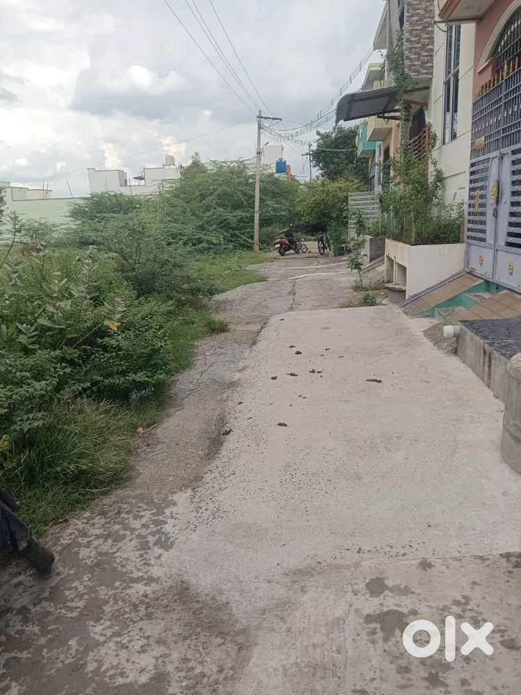 Thiruthani  New bus stand back saide 6500000...8years old building