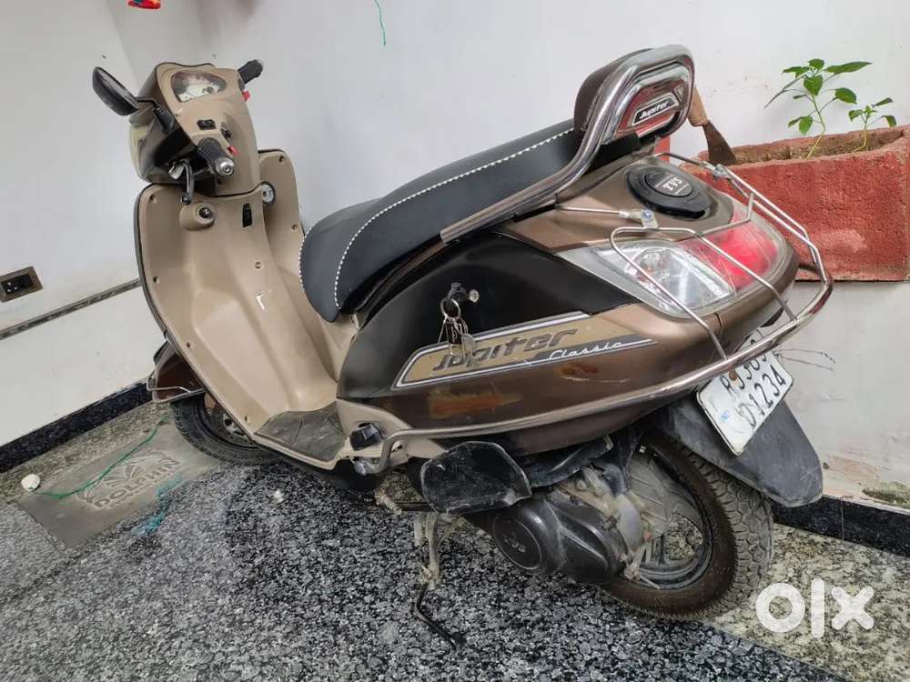 Tvs jupiter classic mate colour