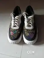 Shoes this Adidas