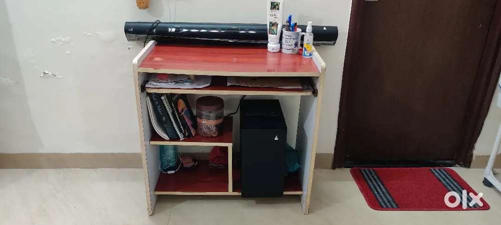 Desktop table