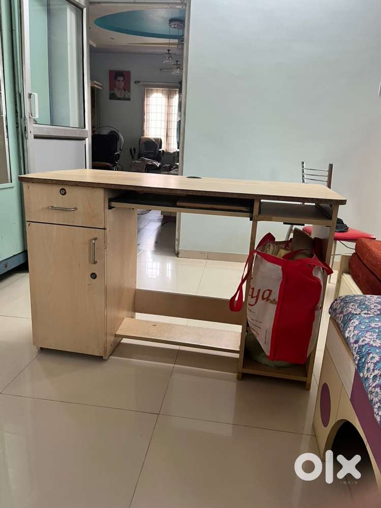 Computer table