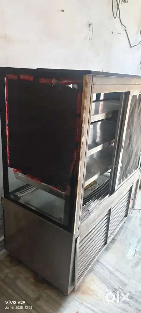 Cake display freezer