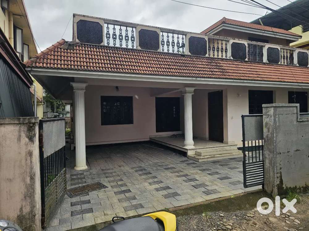 6.200 Cent With House For Sale in Medical Center Vennala Palarivattom.