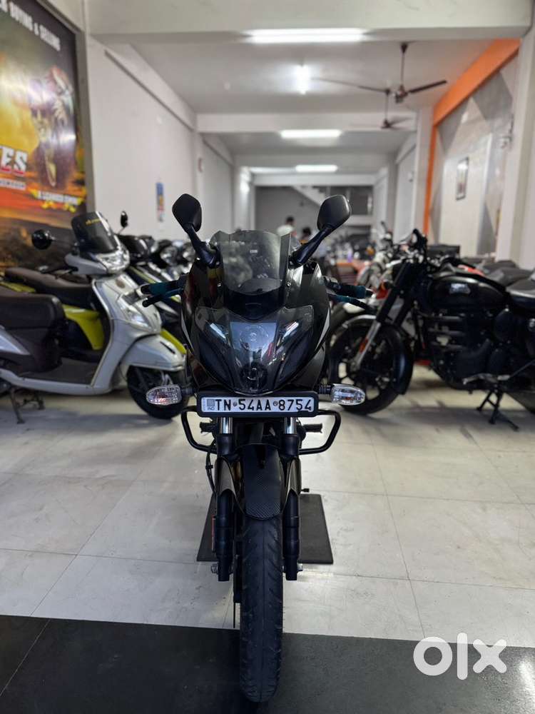 BAJAJ PULSAR 220 F Mettalic Silver 2024